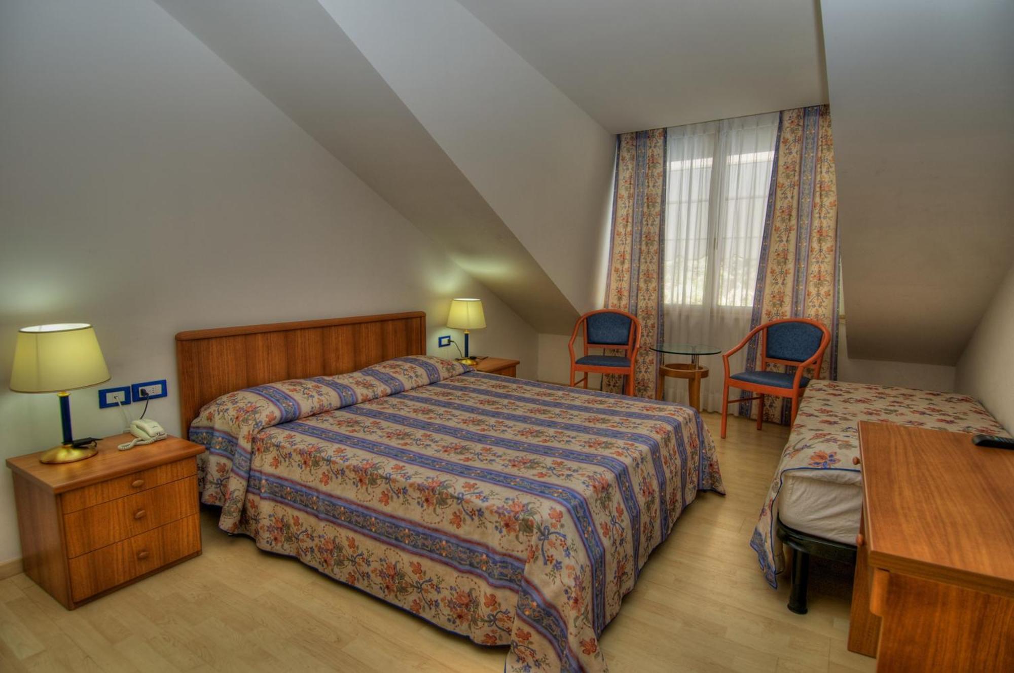 Hotel Caracas Линяно Сабиадоро Екстериор снимка