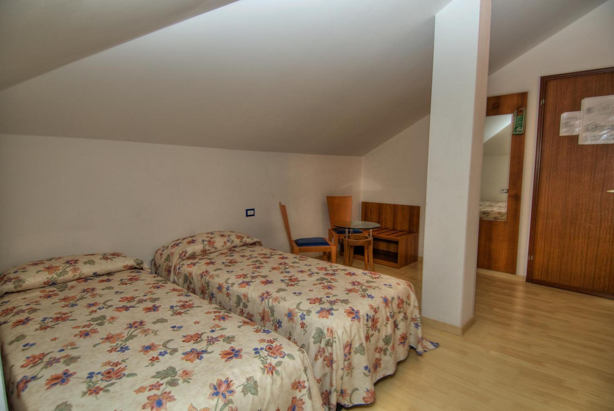 Hotel Caracas Линяно Сабиадоро Екстериор снимка