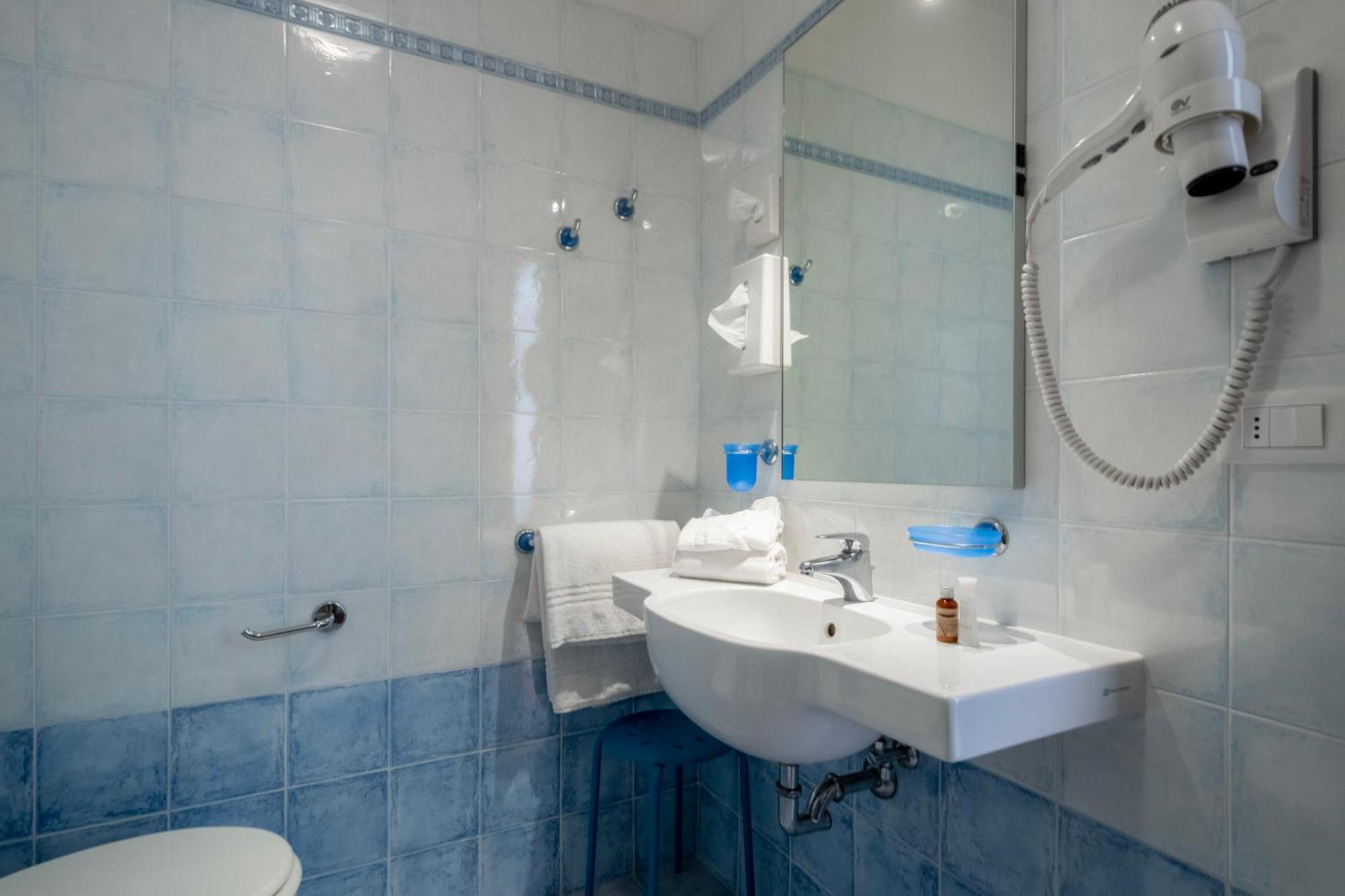Hotel Caracas Линяно Сабиадоро Екстериор снимка