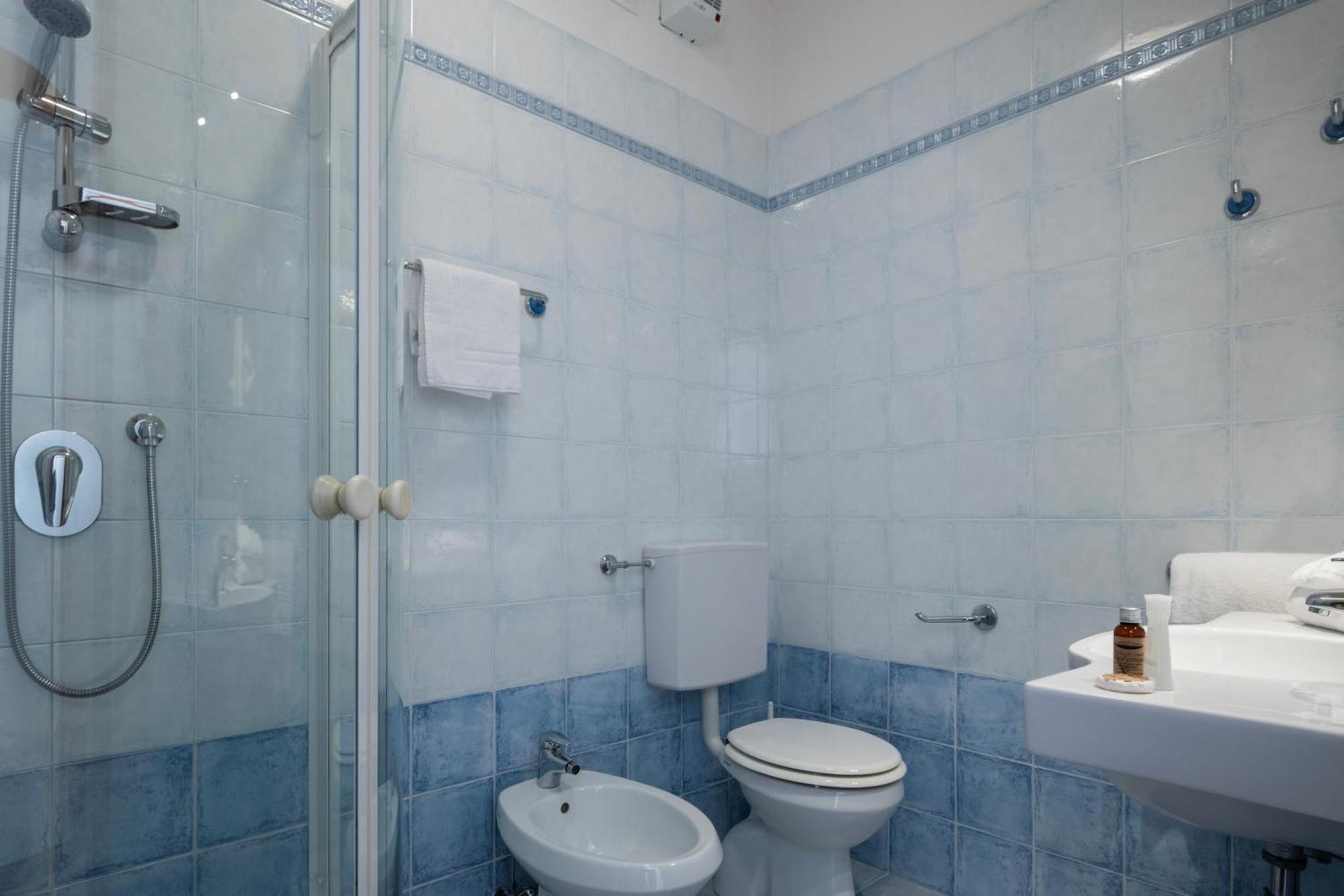 Hotel Caracas Линяно Сабиадоро Екстериор снимка