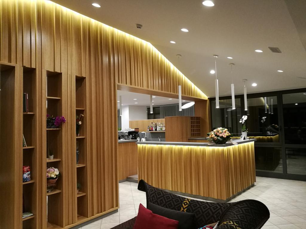 Hotel Caracas Линяно Сабиадоро Екстериор снимка