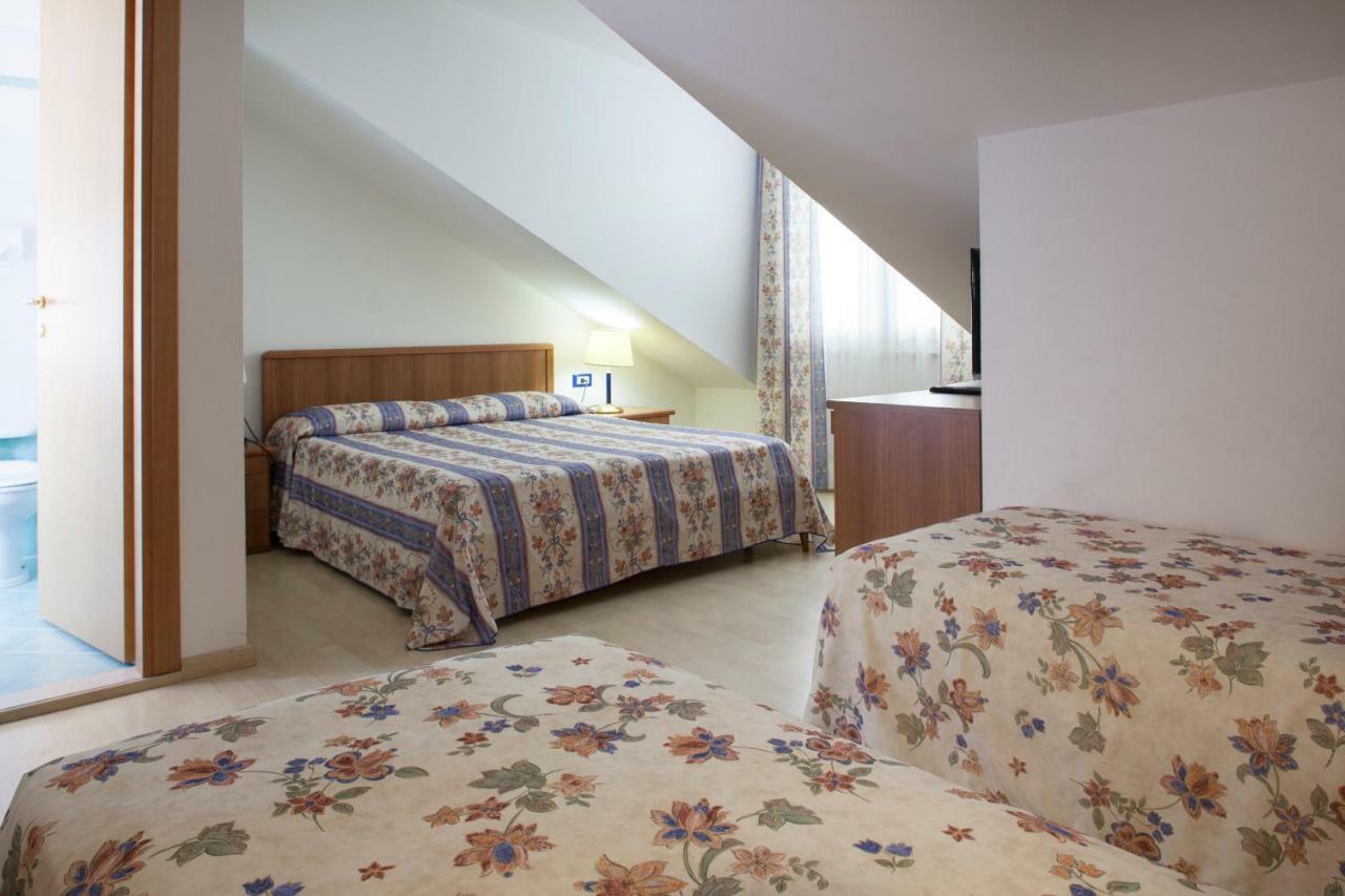 Hotel Caracas Линяно Сабиадоро Екстериор снимка